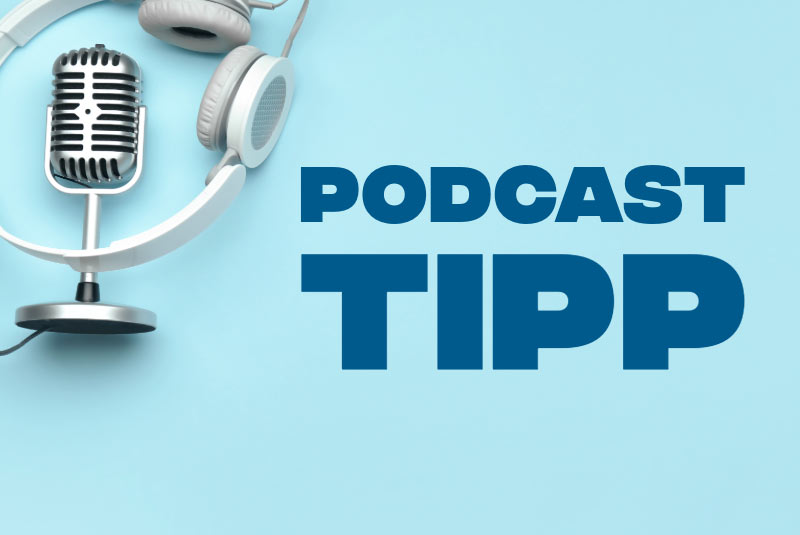 Mikrofon und Kopfhörer auf hellblauem Hintergrund